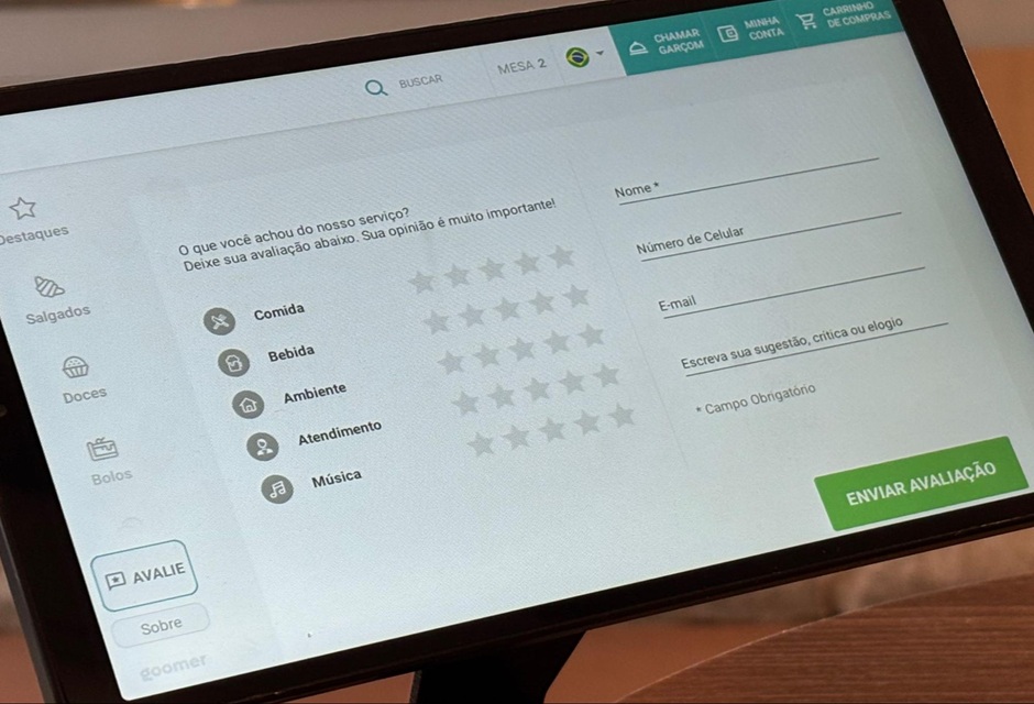 Formulário de avaliação de serviços em um tablet, com opções para comida, bebida, ambiente, atendimento e música, na tela de um dispositivo eletrônico.