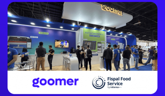 Estande da Goomer na feira Fispal Food Service, com diversas pessoas interagindo e conhecendo soluções de autoatendimento.