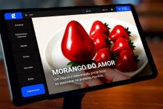 Imagem de um site de receitas mostrando morangos, destacando a sobremesa 'Morango do Amor', que é um clássico reinventado para apaixonar na primeira mordida.