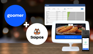 Imagem mostrando a parceria entre Goomer e Saipos, plataformas digitais para gestão de pedidos e atendimento em restaurantes, com dispositivos eletrônicos em destaque.