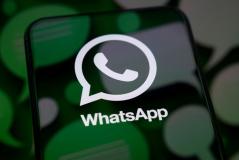 Imagem de um smartphone exibindo o logo do WhatsApp, com fundo de elementos verdes e círculos de destaque, destacando o uso de WhatsApp para comunicação digital.