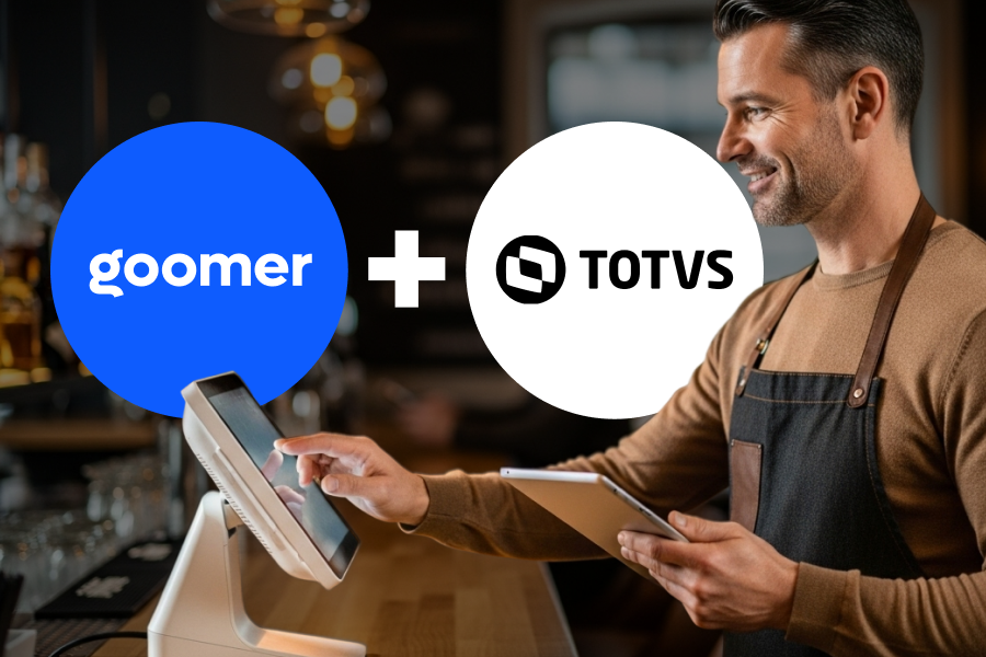 Imagem de um barista sorridente atendendo clientes, com os logotipos do Goomer e TOTVS ao fundo, destacando a parceria entre as marcas
