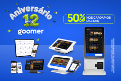 Banner promocional de 12 anos da Goomer com fundo azul, anunciando 50% OFF em cardápios digitais e exibindo diversos totens, tablets e smartphones com o sistema da marca.