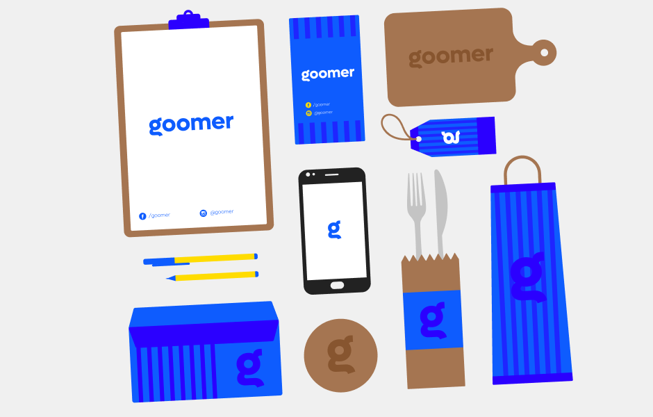 Imagem com diversos itens de papelaria, tecnologia e roupas, todos com identidade visual da marca Goomer, incluindo celular, canetas, mochila, chaveiro, tag, bandeja, copo e embalagem de papel com o logo da Goomer.