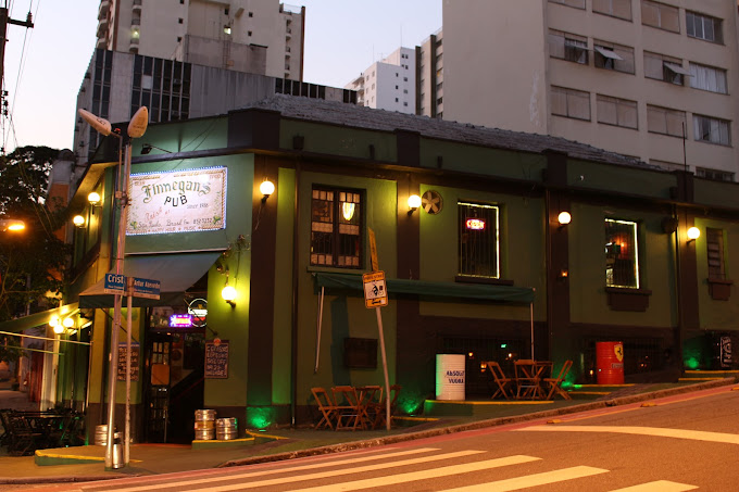 Imagem noturna da fachada do Finnegan's Pub, em São Paulo, capital.