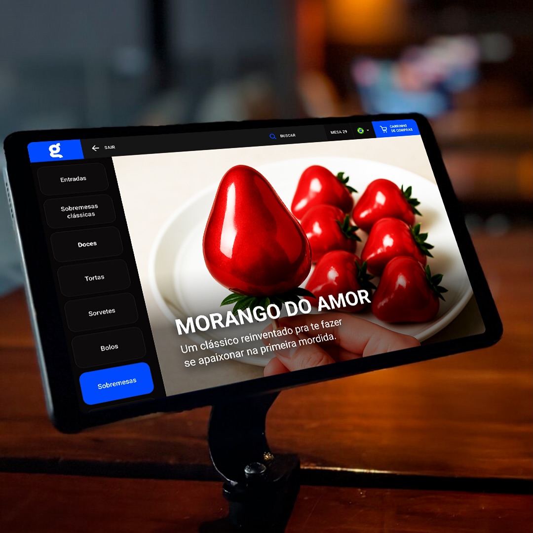 Imagem de um site de receitas mostrando morangos, destacando a sobremesa 'Morango do Amor', que é um clássico reinventado para apaixonar na primeira mordida.