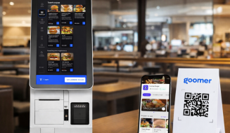 Homem com uma lupa analisando o símbolo de marca registrada em uma prancheta com um escudo ao fundo.