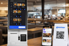 Homem com uma lupa analisando o símbolo de marca registrada em uma prancheta com um escudo ao fundo.