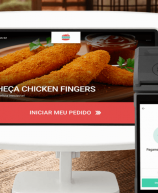 Tela de um sistema de pedidos de comida digital exibindo opções para solicitar pratos, incluindo nuggets de frango, com pagamento aprovado na tela portátil ao lado.