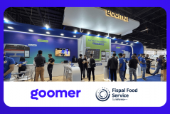 Estande da Goomer na feira Fispal Food Service, com diversas pessoas interagindo e conhecendo soluções de autoatendimento.