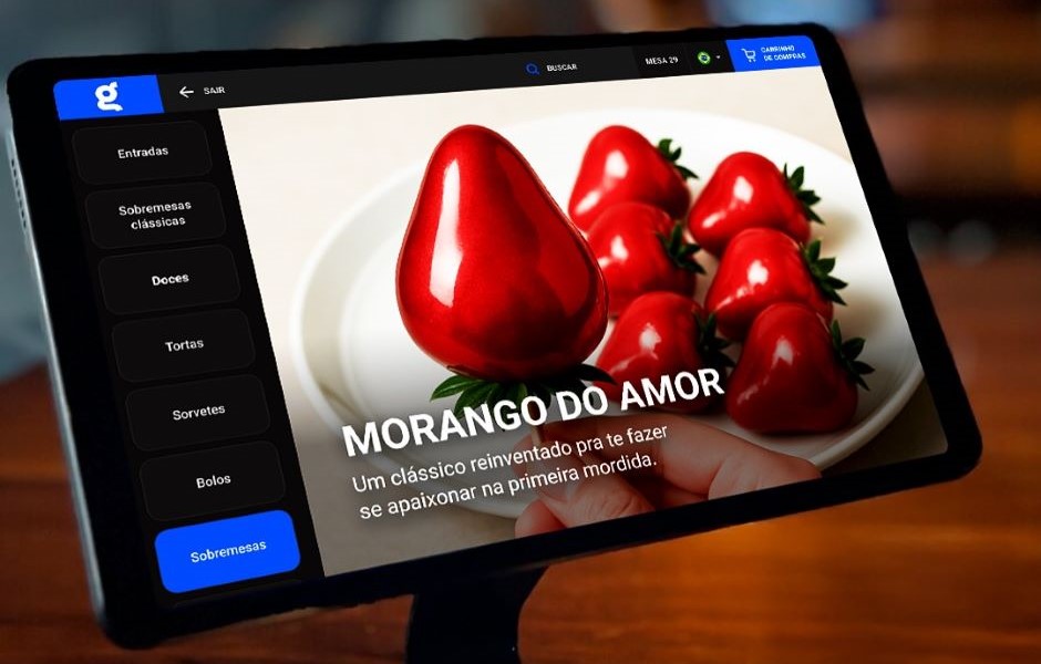 Imagem de um site de receitas mostrando morangos, destacando a sobremesa 'Morango do Amor', que é um clássico reinventado para apaixonar na primeira mordida.