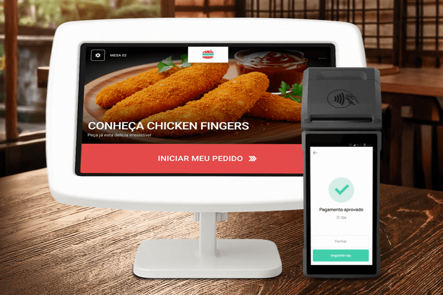 Tela de um sistema de pedidos de comida digital exibindo opções para solicitar pratos, incluindo nuggets de frango, com pagamento aprovado na tela portátil ao lado.