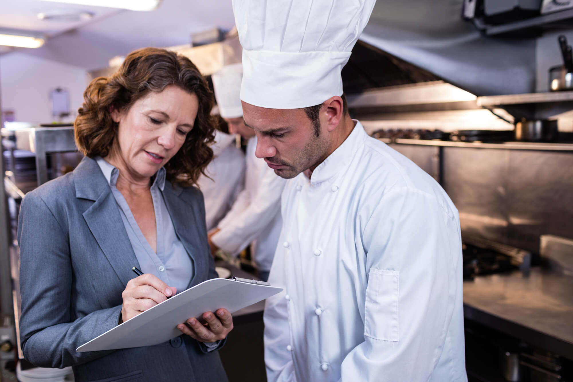 Como reduzir custos com o serviço em um restaurante?