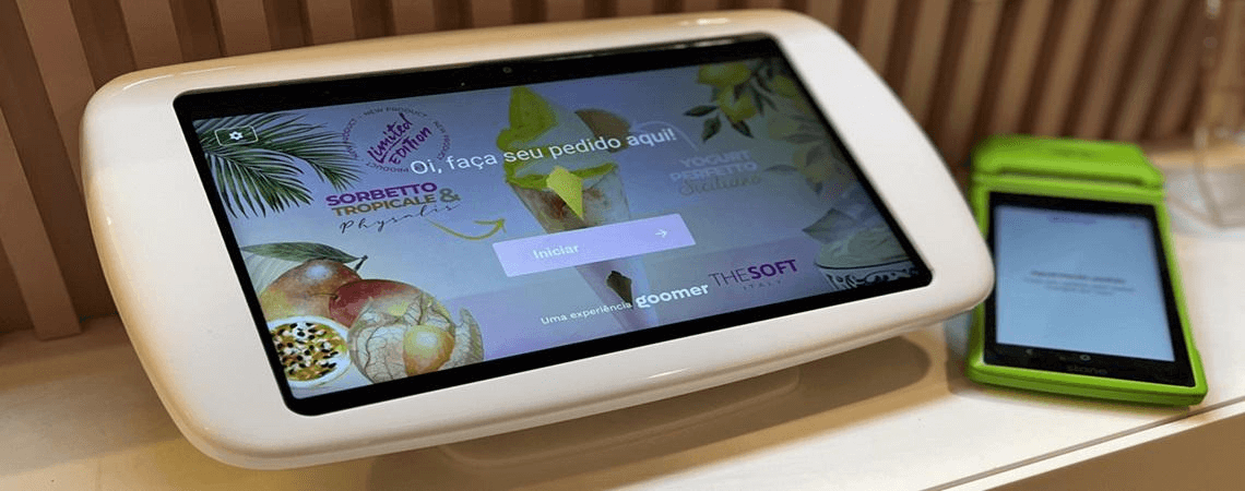 Tela interativa para pedidos de sorvetes, apresentando opções de sabores e interface amigável.