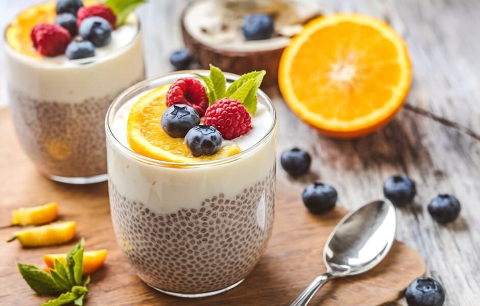 Deliciosa sobremesa com chia, iogurte, frutas vermelhas e fatias de laranja, perfeita para uma refeição saudável e refrescante.