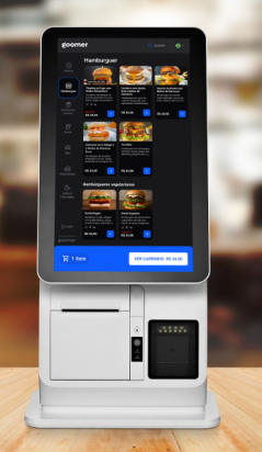 Menino usando uma máquina de pedidos de comida digital em um restaurante, com a tela exibindo várias opções de hambúrgueres e refeições para fazer pedidos online.