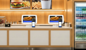 Imagem de um restaurante fast food, destacando um balcão 