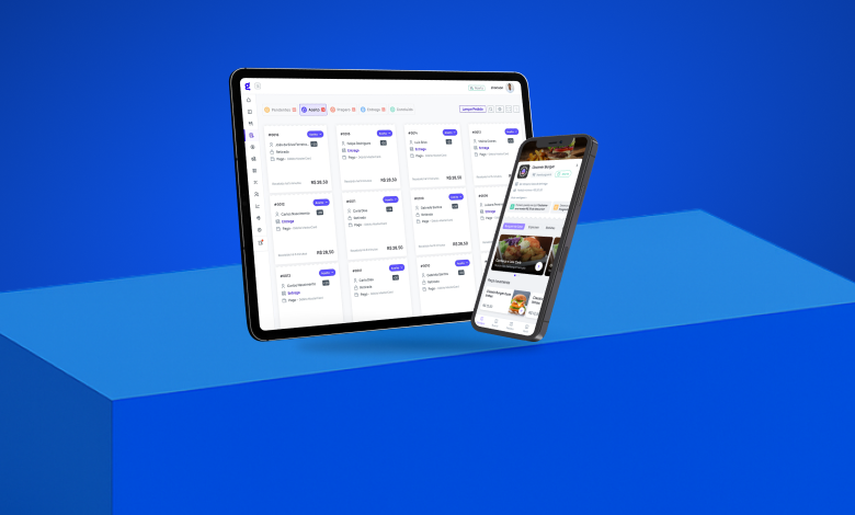 Imagem de um tablet e smartphone exibindo um aplicativo de gestão de tarefas e calendário digital em uma superfície azul.