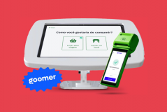 Homem fazendo pedido pelo aplicativo no smartphone na loja de fast food com atendente auxiliando. Atmosfera de compra digital e tecnologia de delivery.