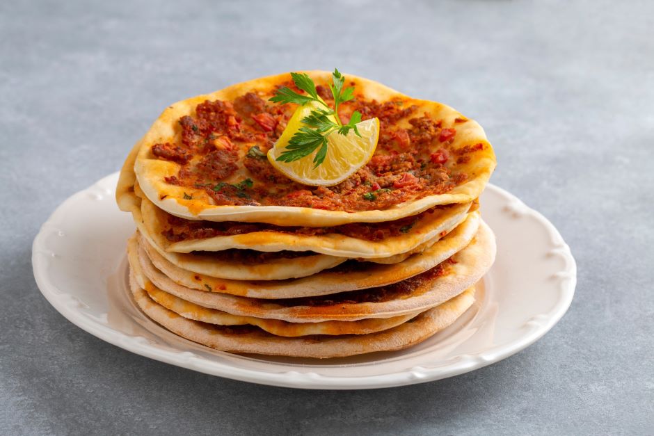 Lahmacun, pizzas do Oriente Médio empilhadas em um prato 