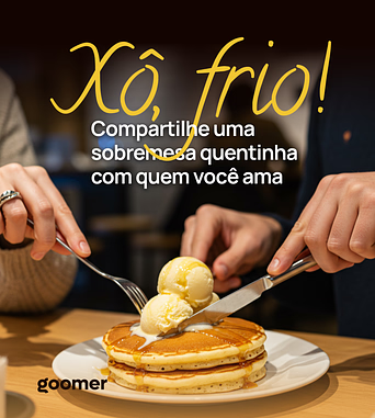 Trio de pessoas compartilhando uma mesa com deliciosa sobremesa de pancake com sorvete, ideal para momentos de amizade e gastronomia, perfeito para celebrar uma tarde de confraternização.