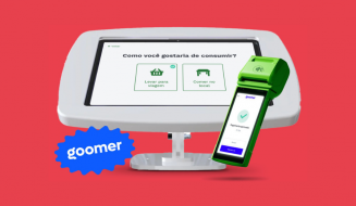 Homem fazendo pedido pelo aplicativo no smartphone na loja de fast food com atendente auxiliando. Atmosfera de compra digital e tecnologia de delivery.