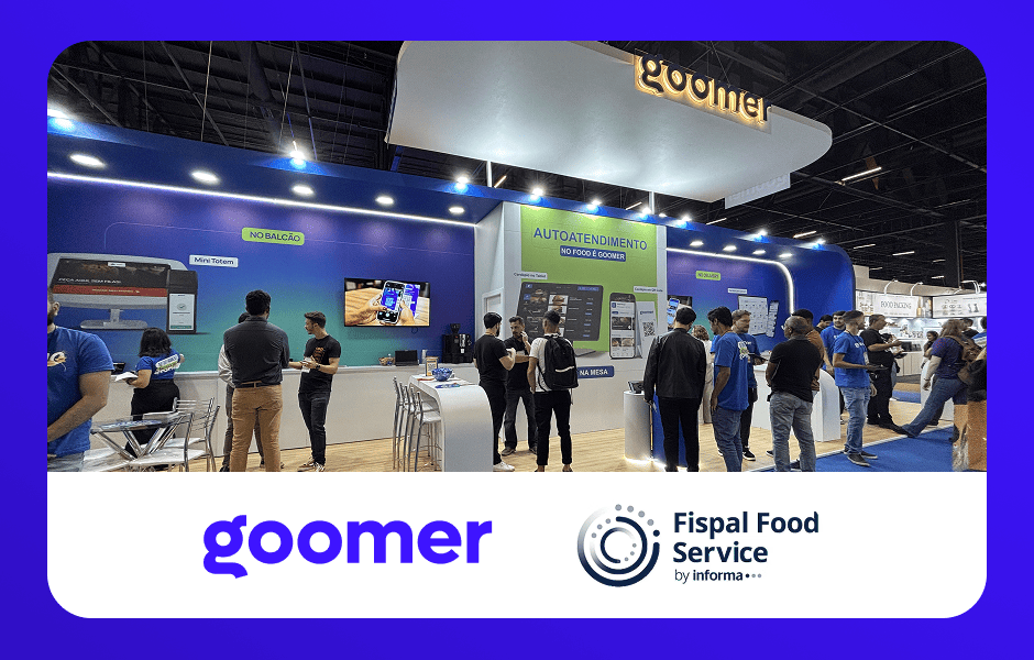 Estande da Goomer na feira Fispal Food Service, com diversas pessoas interagindo e conhecendo soluções de autoatendimento.