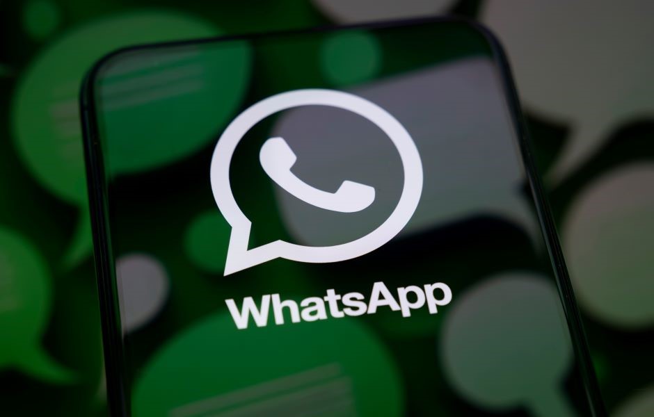 Imagem de um smartphone exibindo o logo do WhatsApp, com fundo de elementos verdes e círculos de destaque, destacando o uso de WhatsApp para comunicação digital.