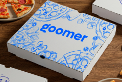 Caixa de delivery da Gowmer com design ilustrado de pizza, ingredientes e alimentos diversos, ideal para pedidos de alimentos para entrega.
