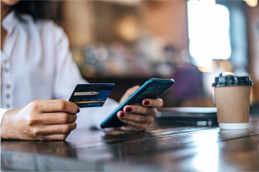 pagamento-cartao-de-credito-atraves-de-um-smartphone-em-uma-cafeteria-1024x681.jpg